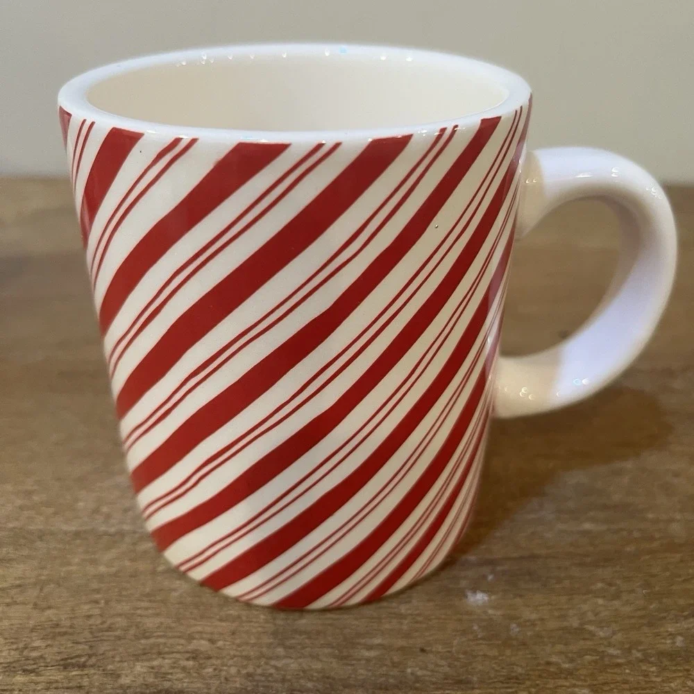 Sur la Table Christmas Holiday Mug Set of 2 Snowflake Candy Cane Red Coffee Cups
